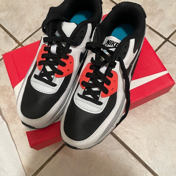 Nice NIKE Air Max shoes! - Picture 3 of 4